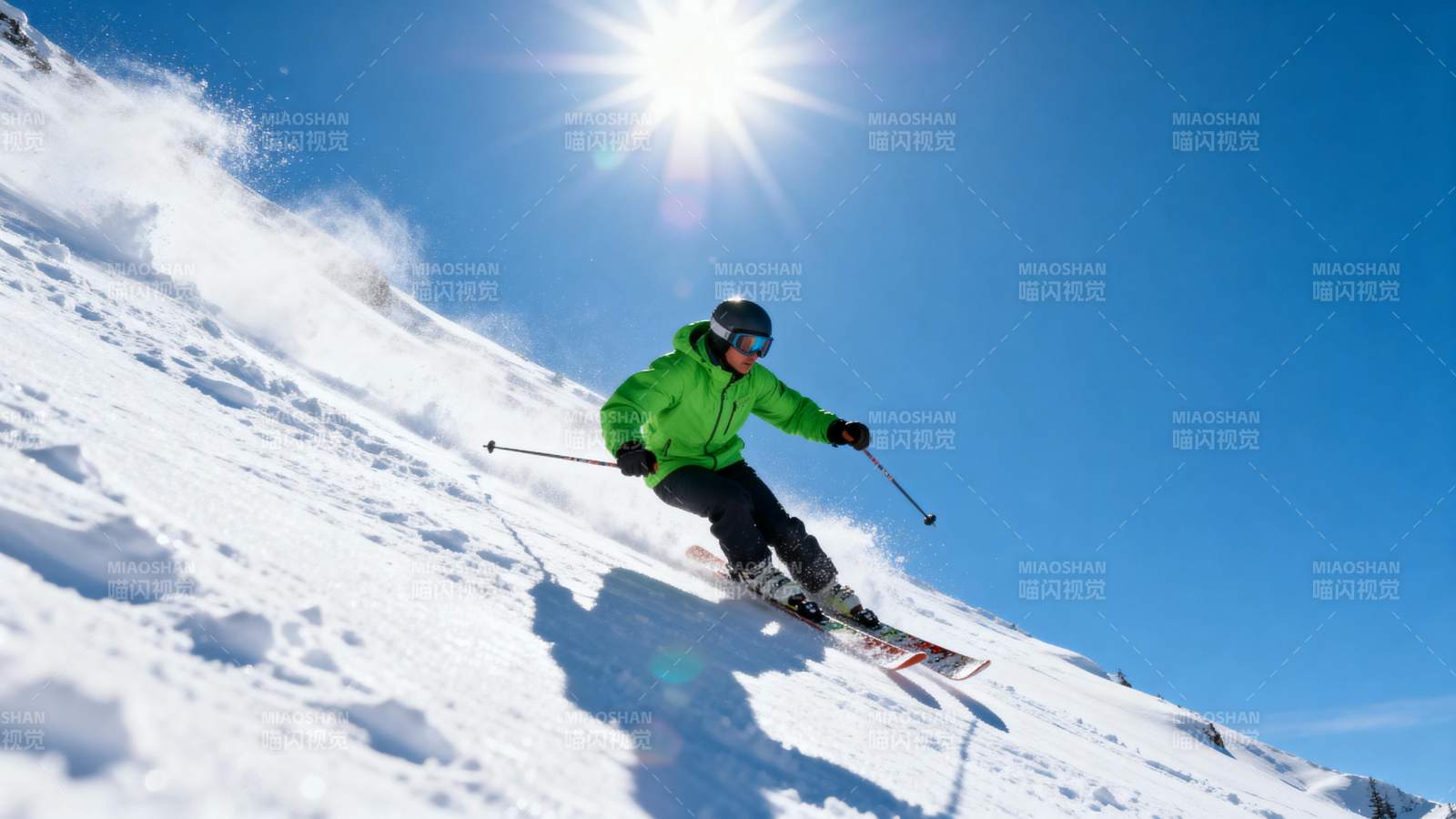 滑雪者在雪坡上驰骋图片