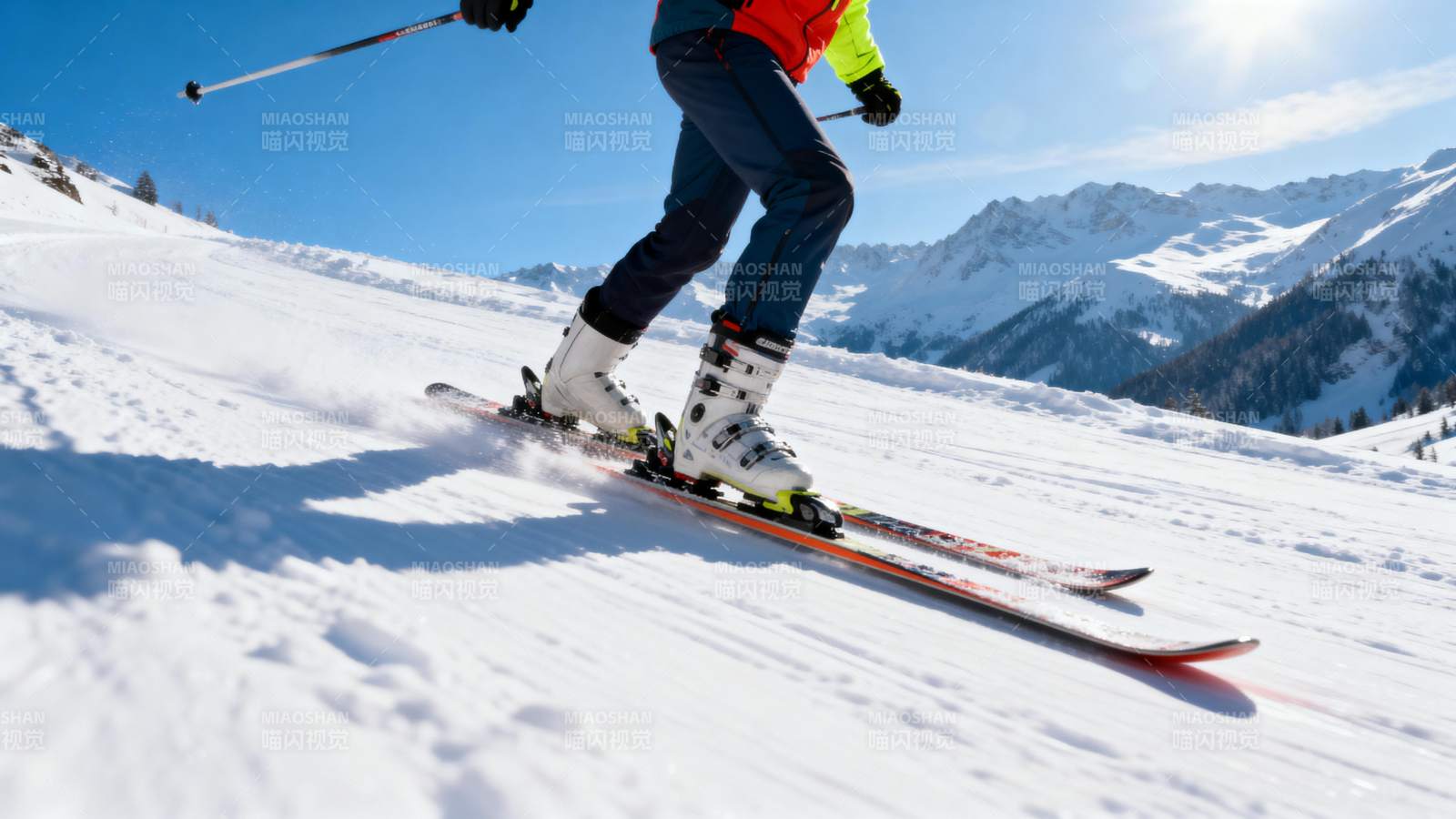 滑雪者在雪坡上疾驰图片