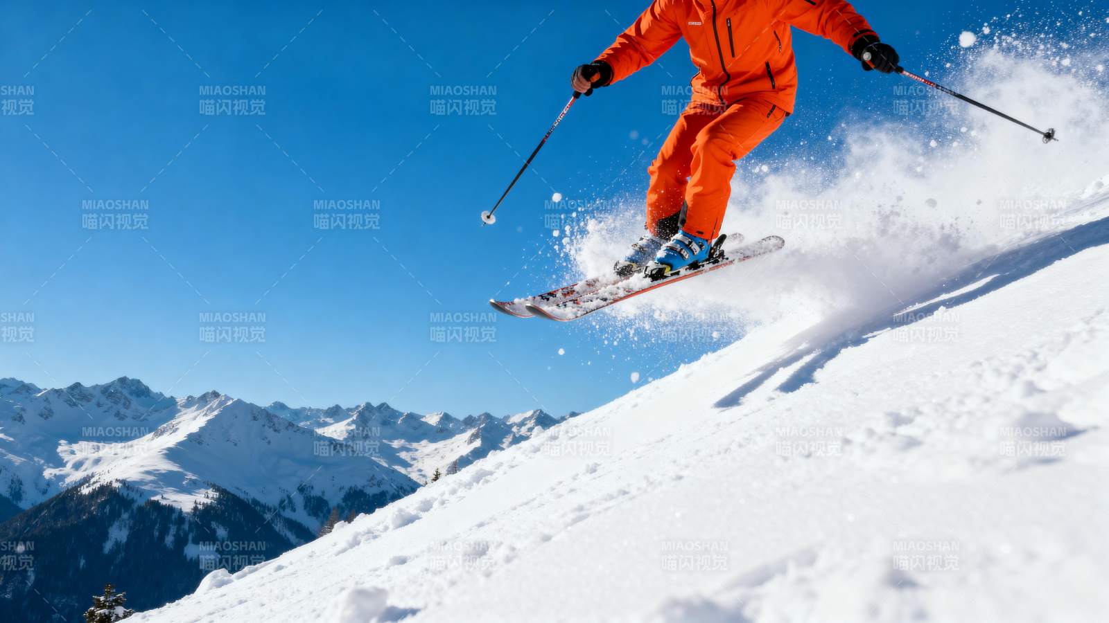 滑雪者飞跃雪坡图片