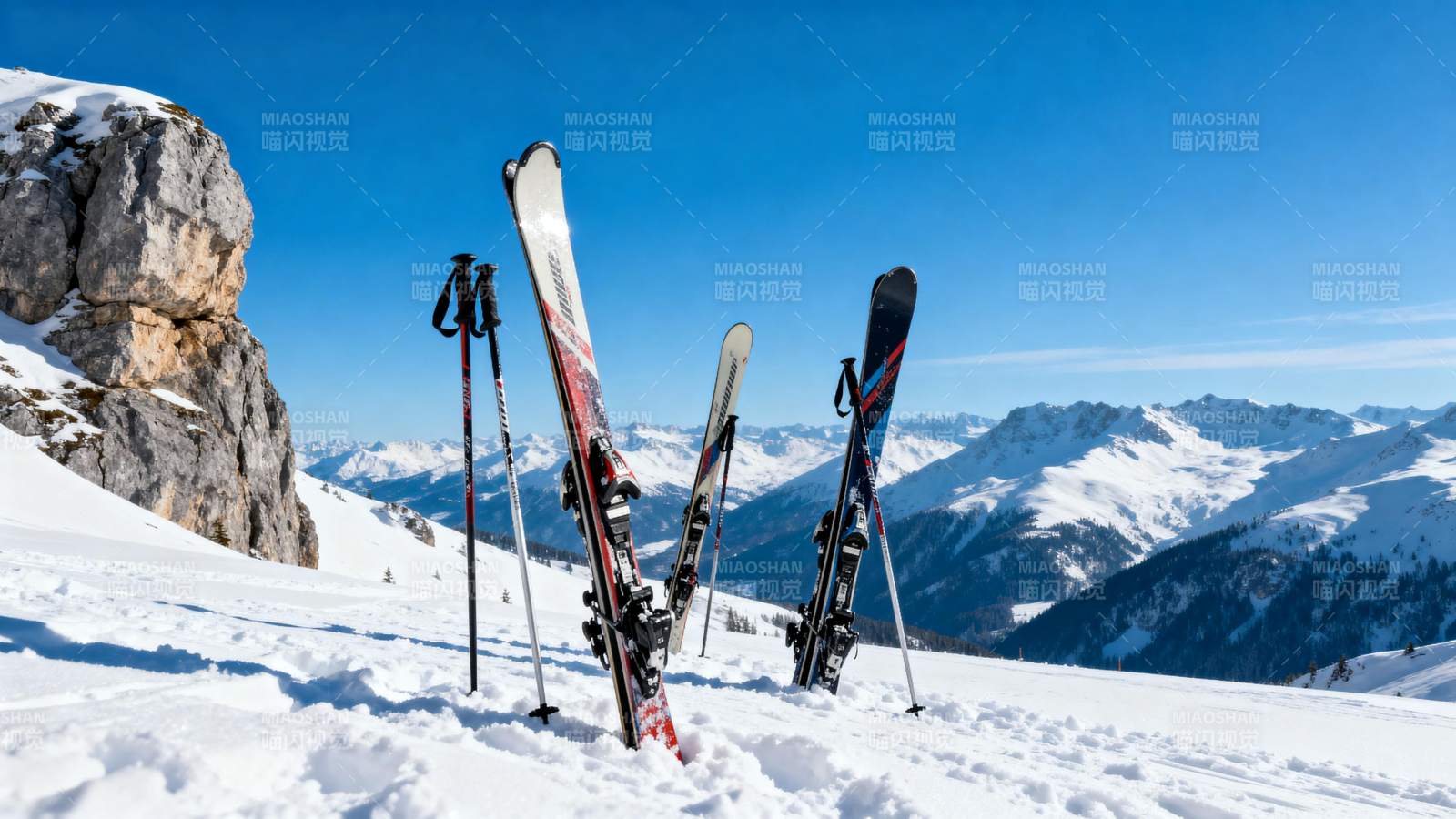 雪山滑雪装备静立图片