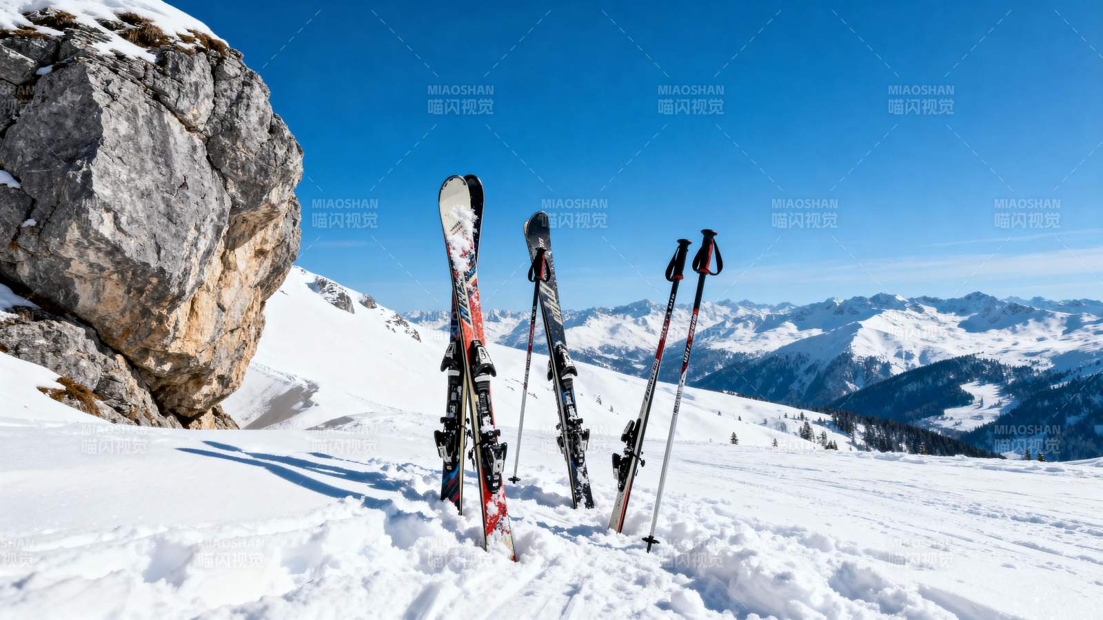 雪地滑雪装备静立图片