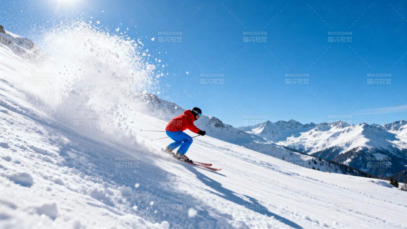 滑雪者疾驰雪坡图片
