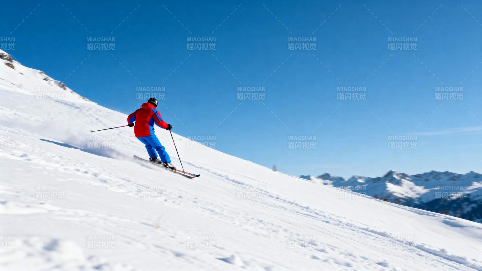 雪山滑雪者图片