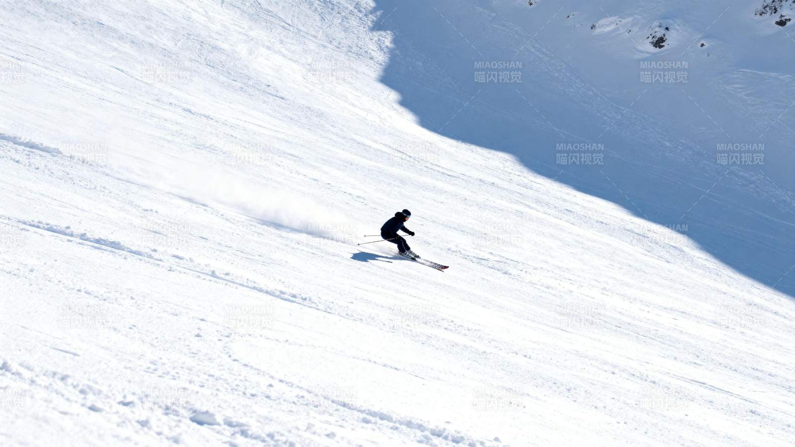 雪坡疾驰的滑雪者图片