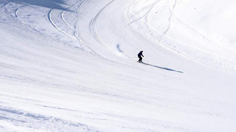 雪道上的滑雪者图片