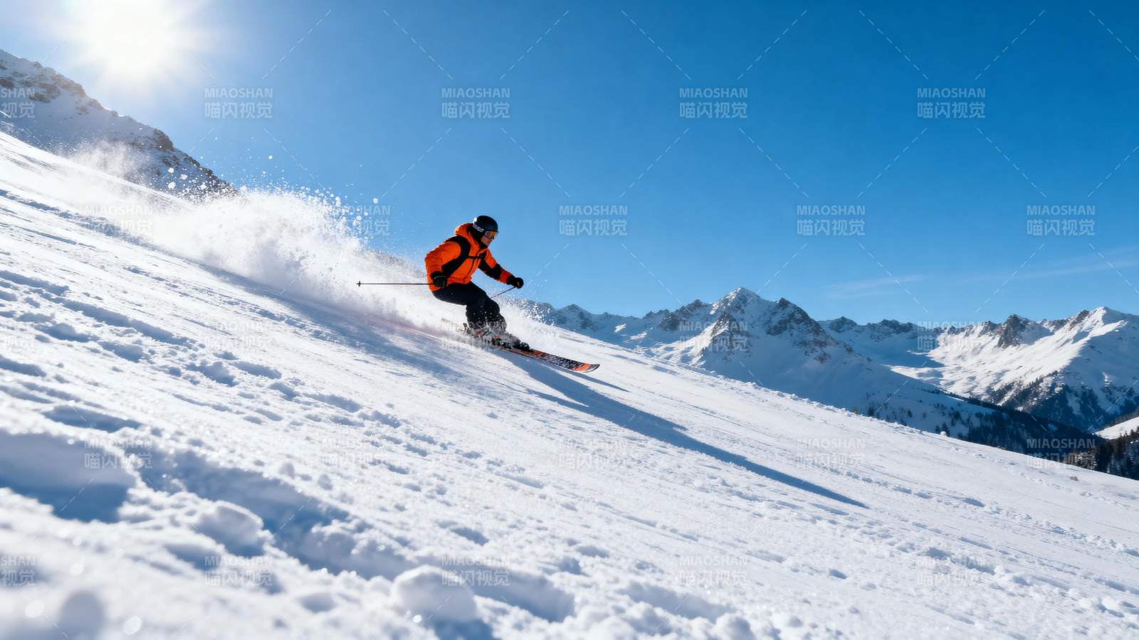 滑雪者疾驰雪坡图片