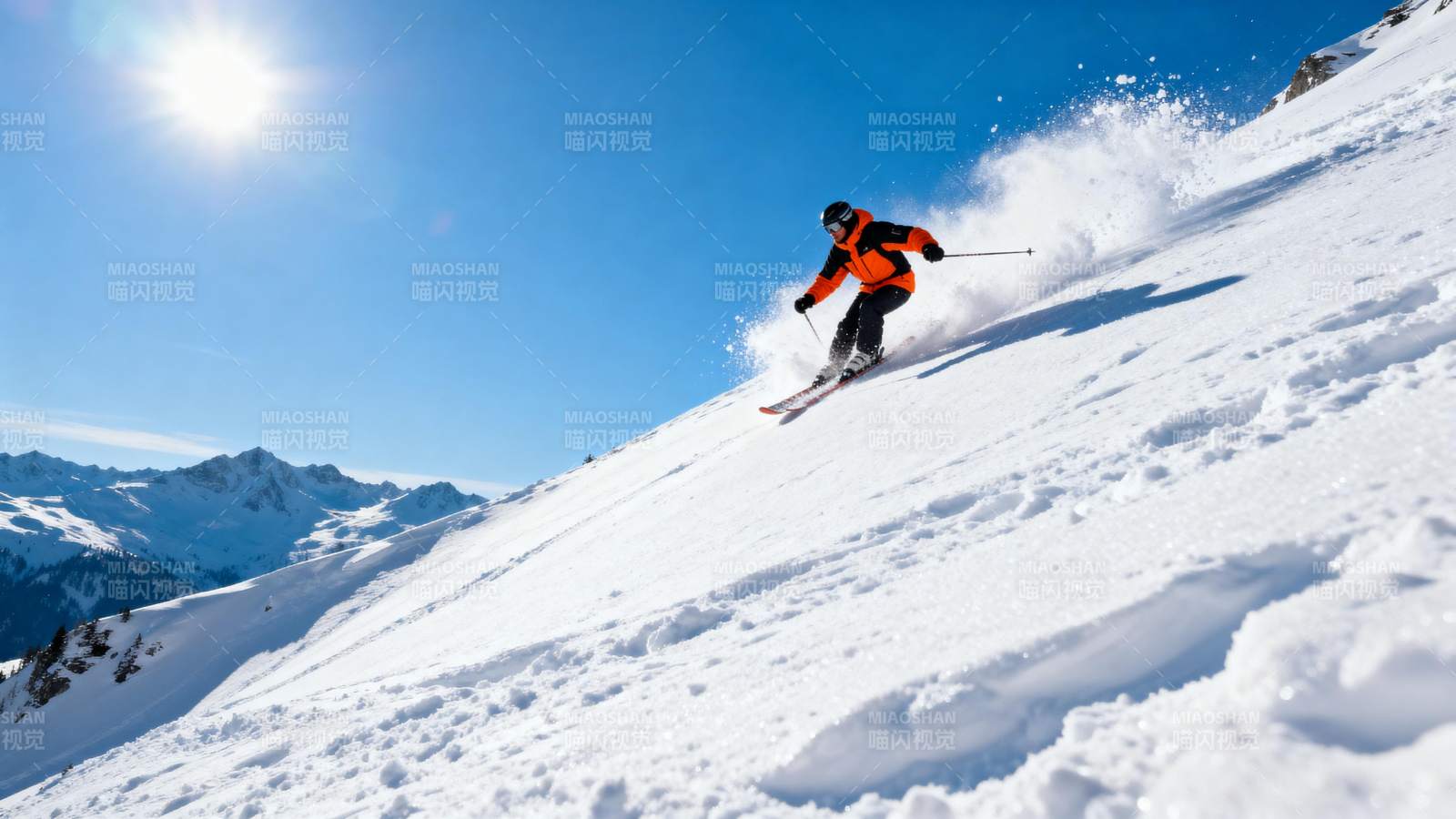 滑雪者疾驰雪坡图片
