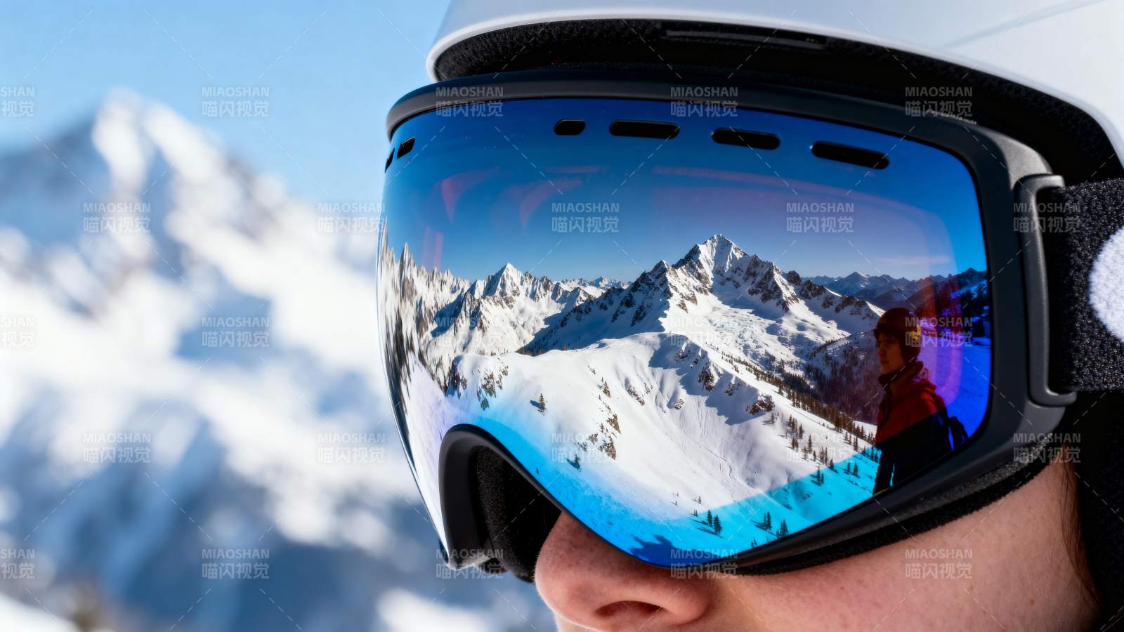 雪山镜中倒影图片