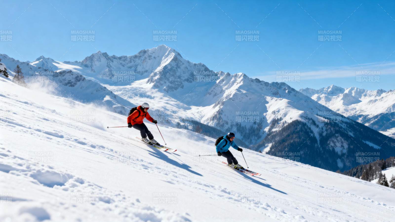 雪山滑雪双人行图片