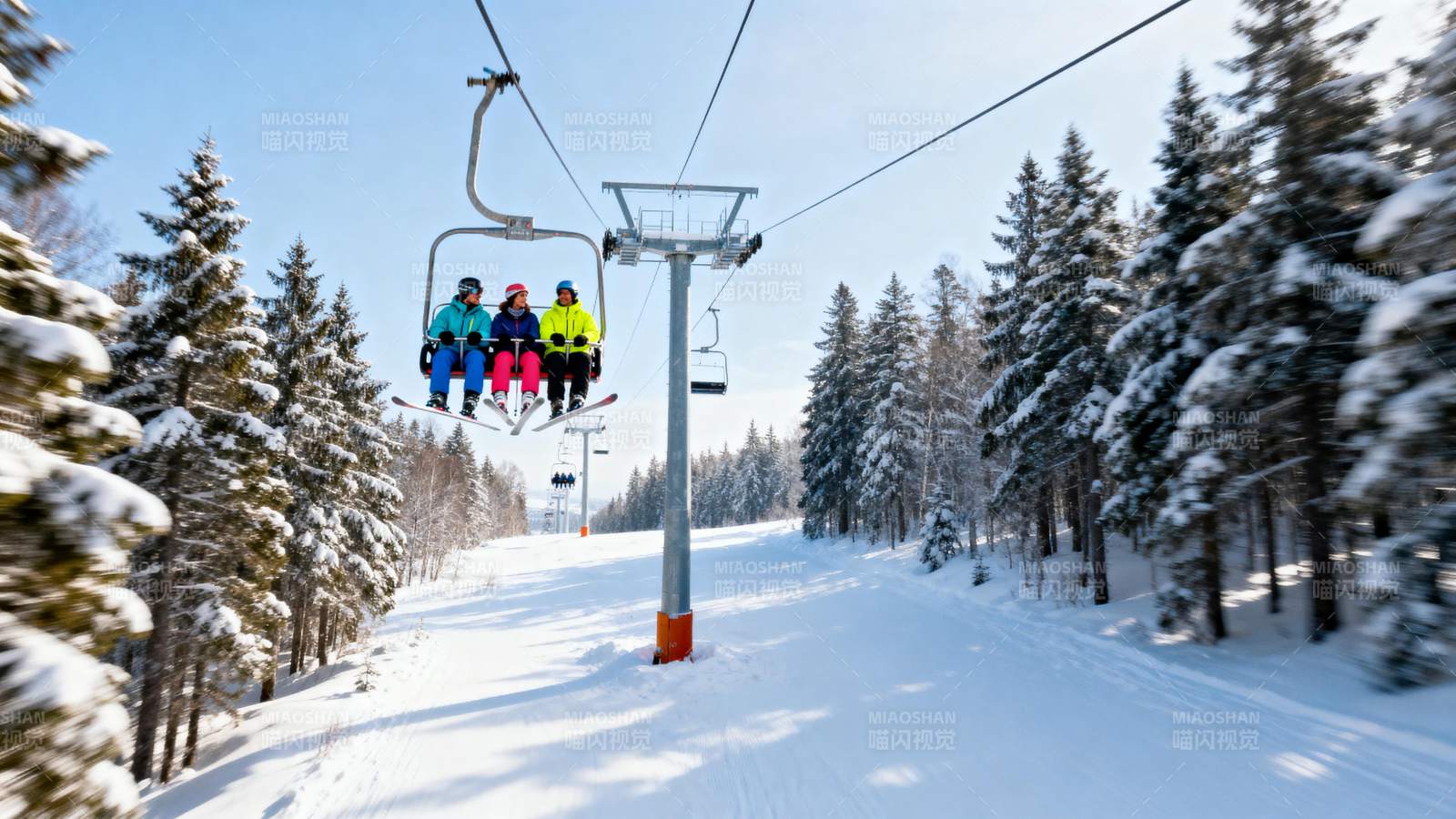 雪地缆车上的欢乐时光图片