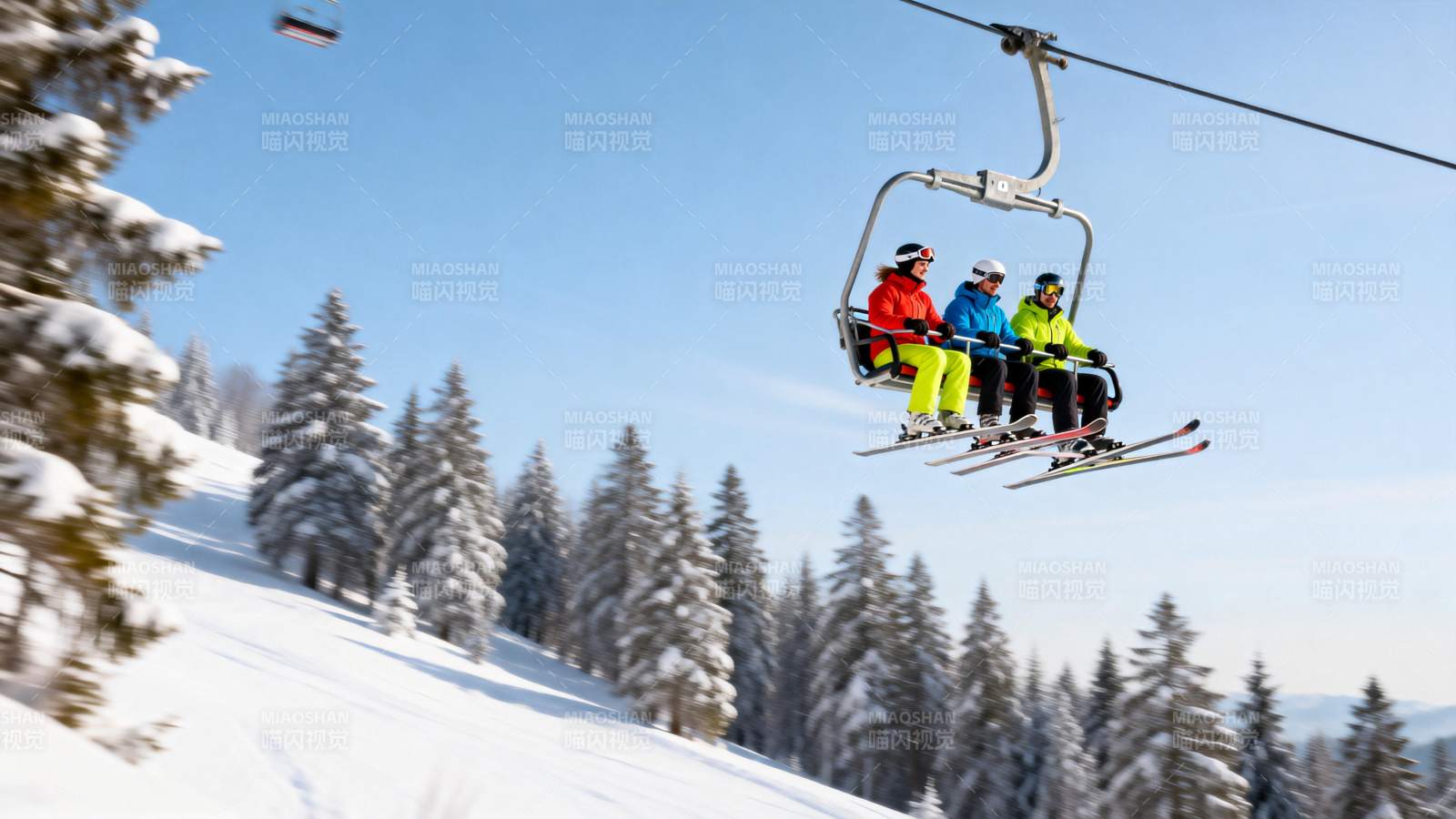 滑雪缆车上的欢乐时光图片