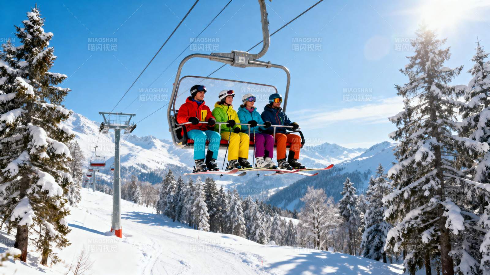 滑雪缆车上的欢乐时光图片