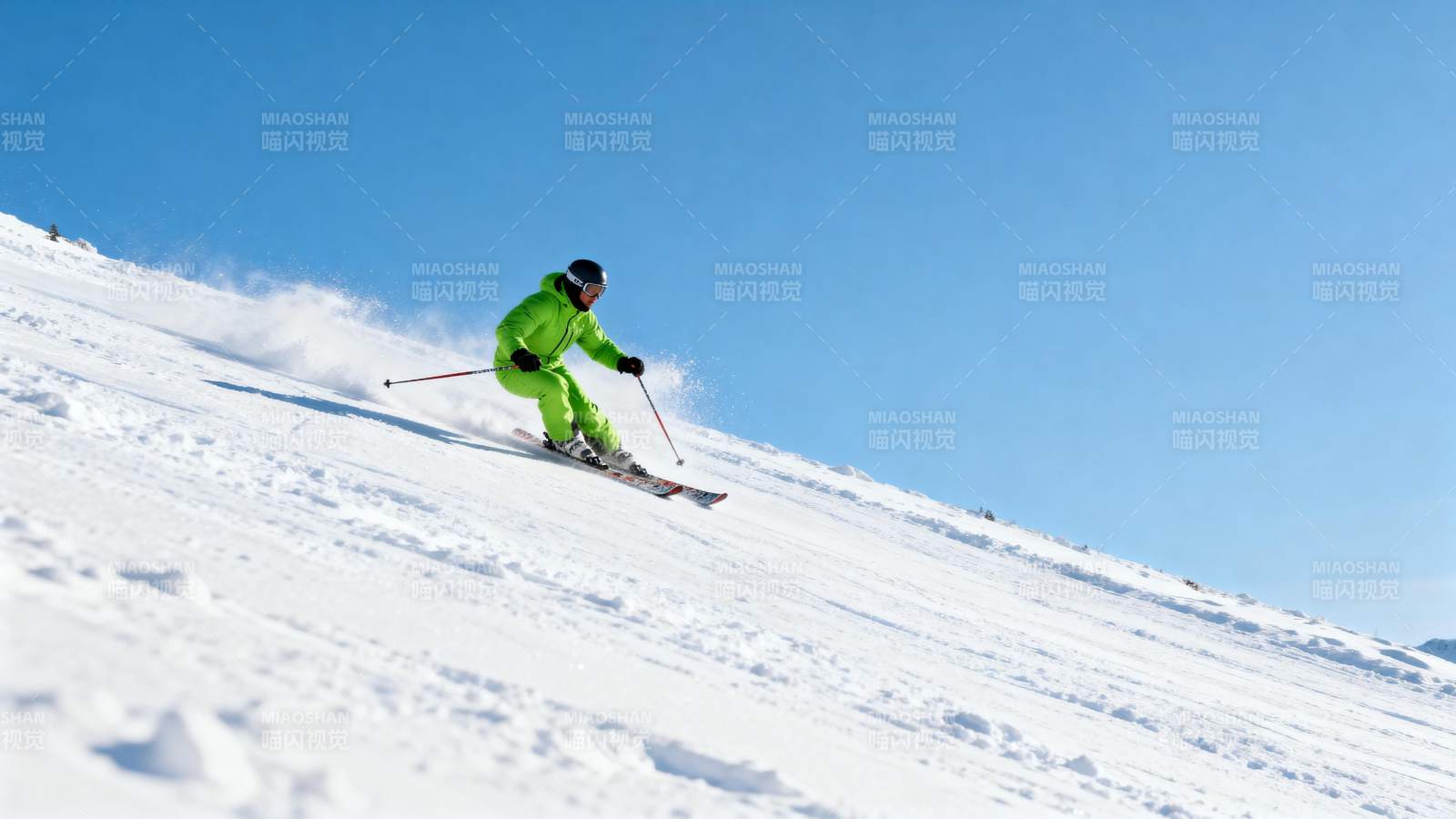 雪坡疾驰 绿衣滑雪者图片