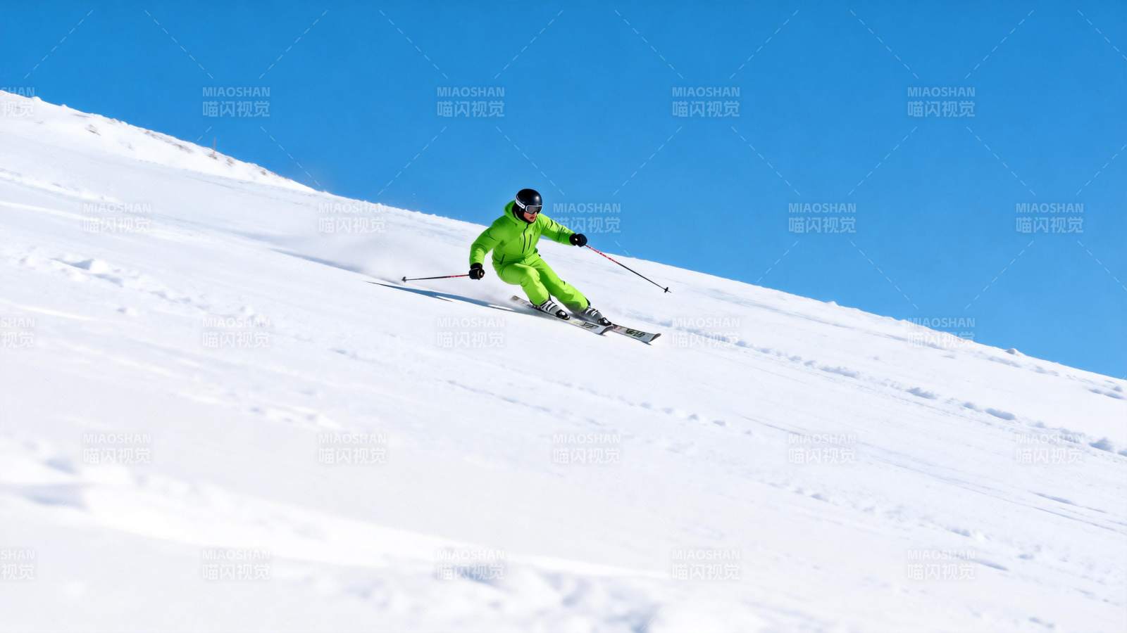 滑雪者在雪坡上疾驰图片