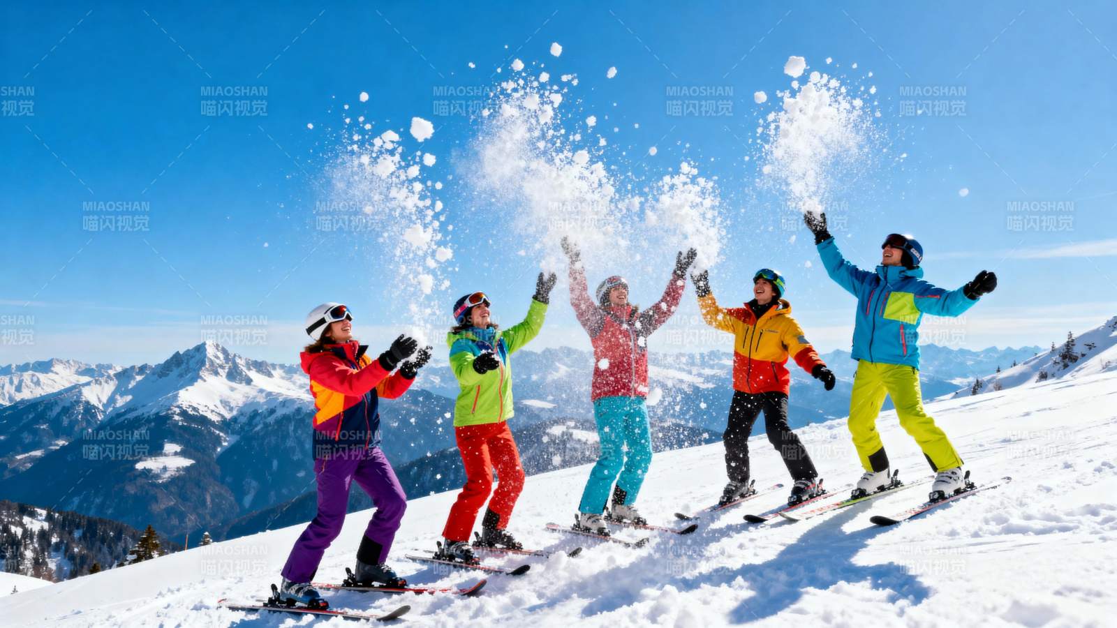 滑雪者雪中欢庆图片