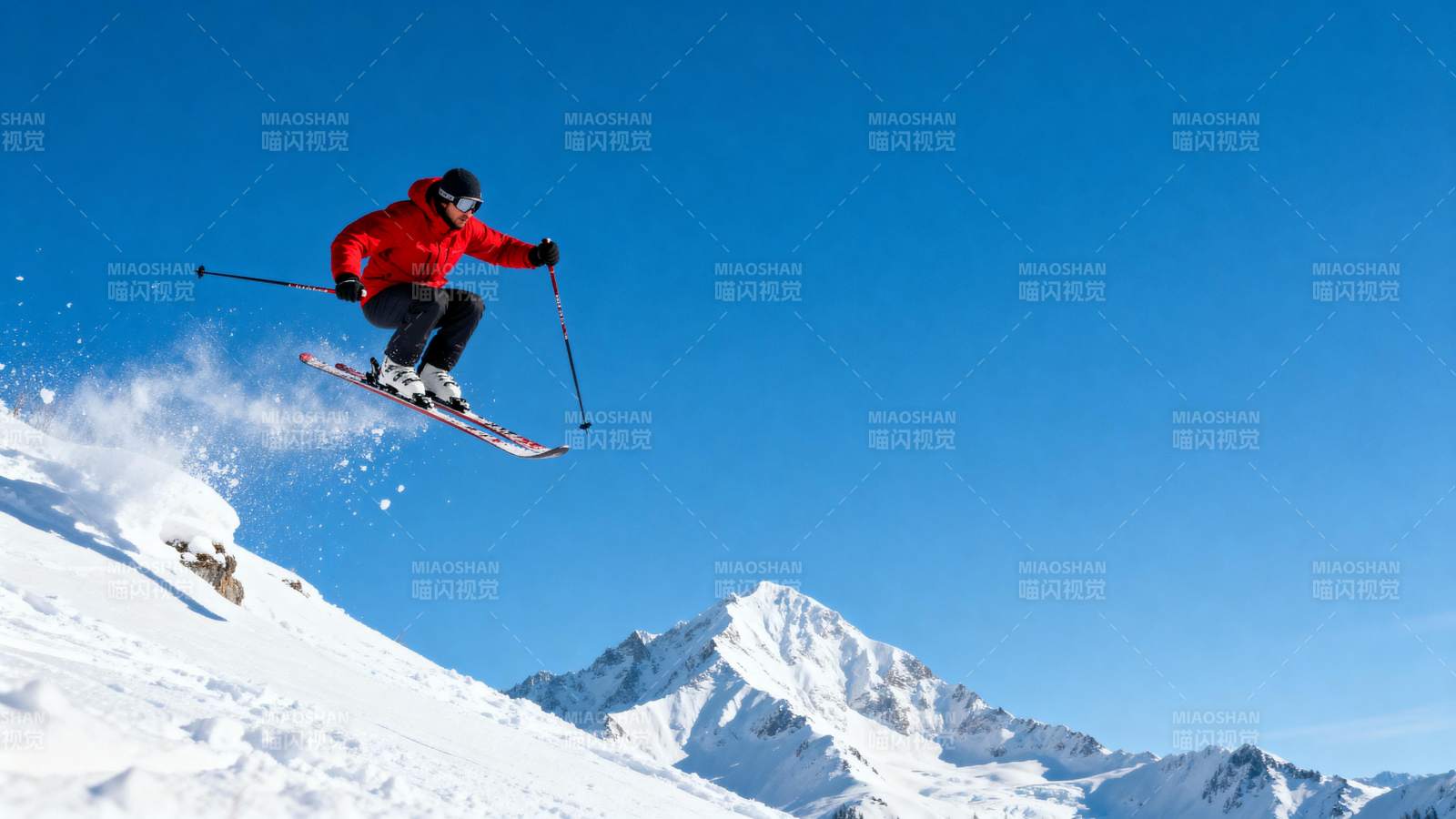 滑雪者飞跃雪坡图片