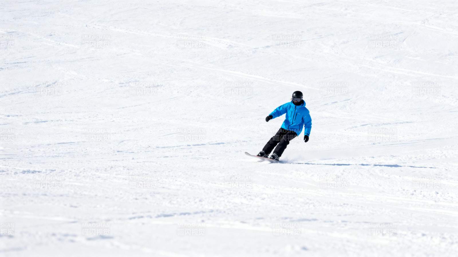 雪地滑雪者图片