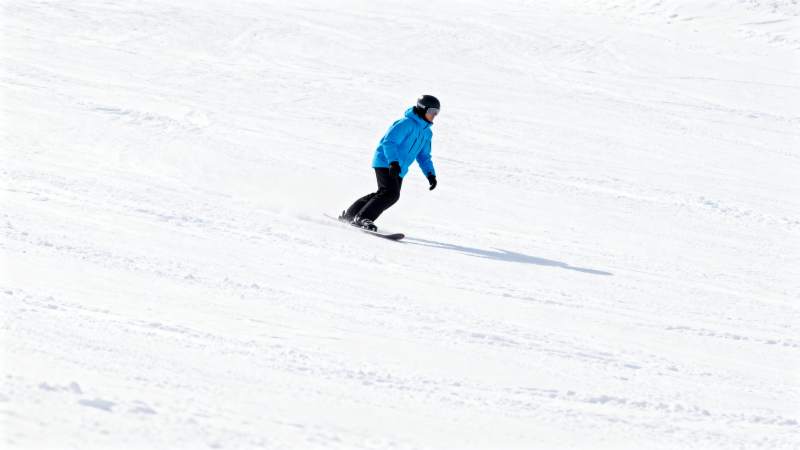 雪地滑雪者疾驰而下图片
