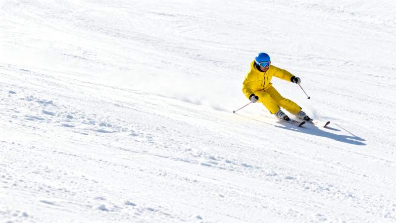 滑雪者疾驰雪坡图片