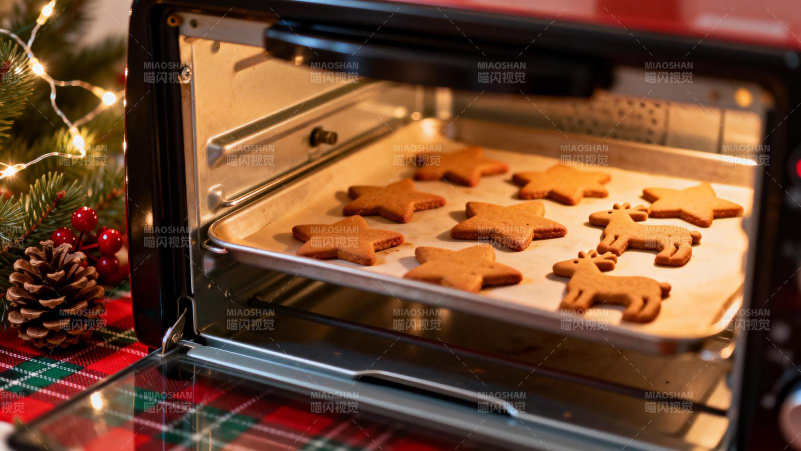 圣诞饼干烘烤中图片