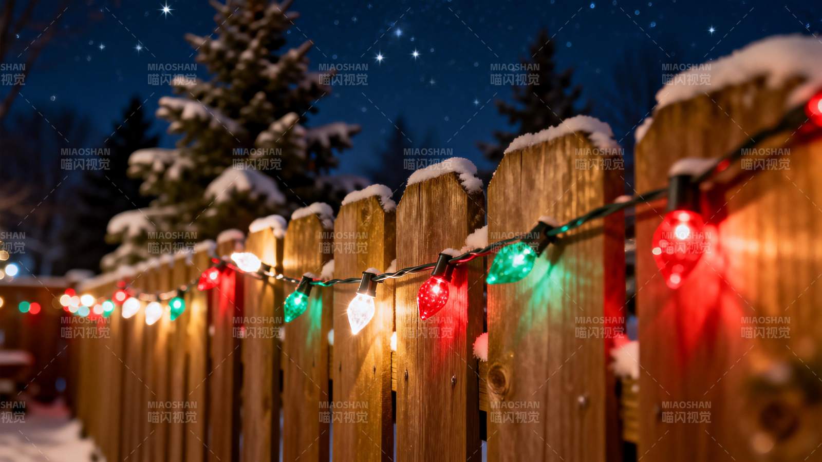 冬夜彩灯映雪景图片