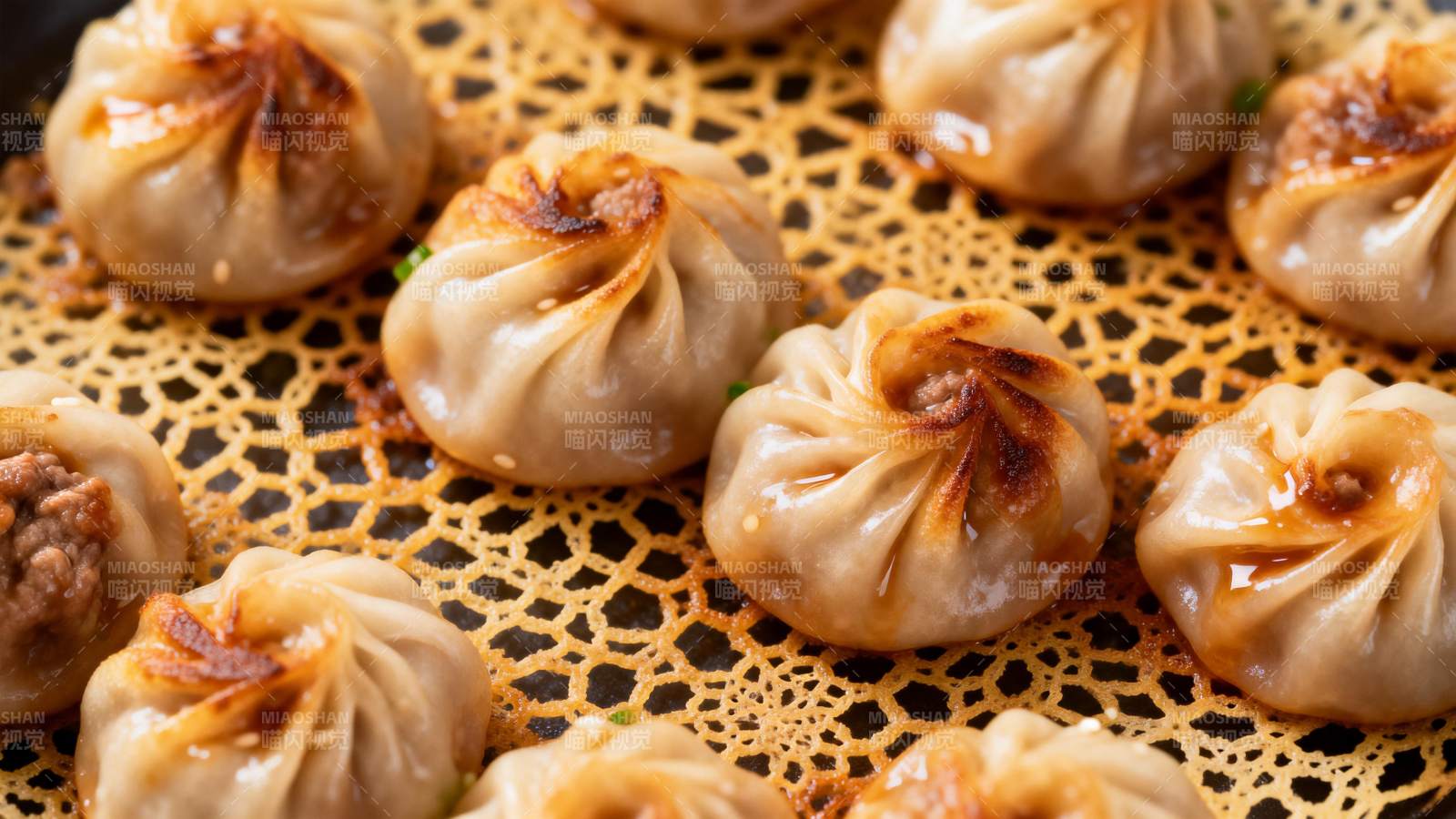 金黄酥脆小笼包图片