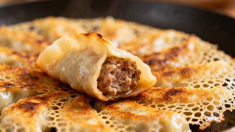 金黄煎饺特写图片