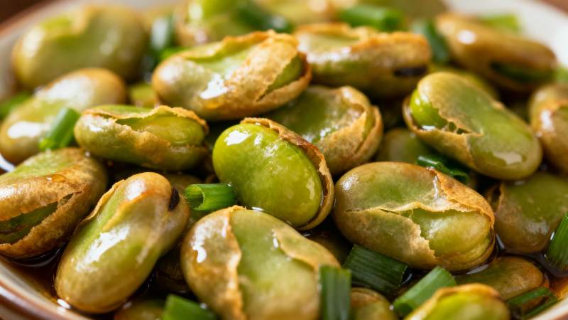 炒蚕豆配葱花图片