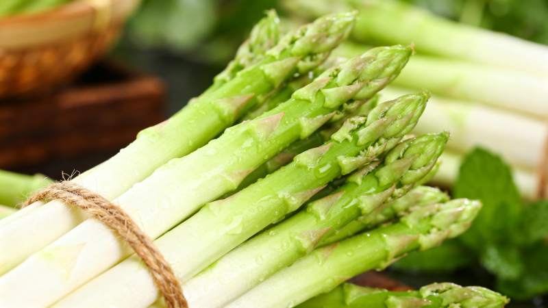 新鲜芦笋束图片