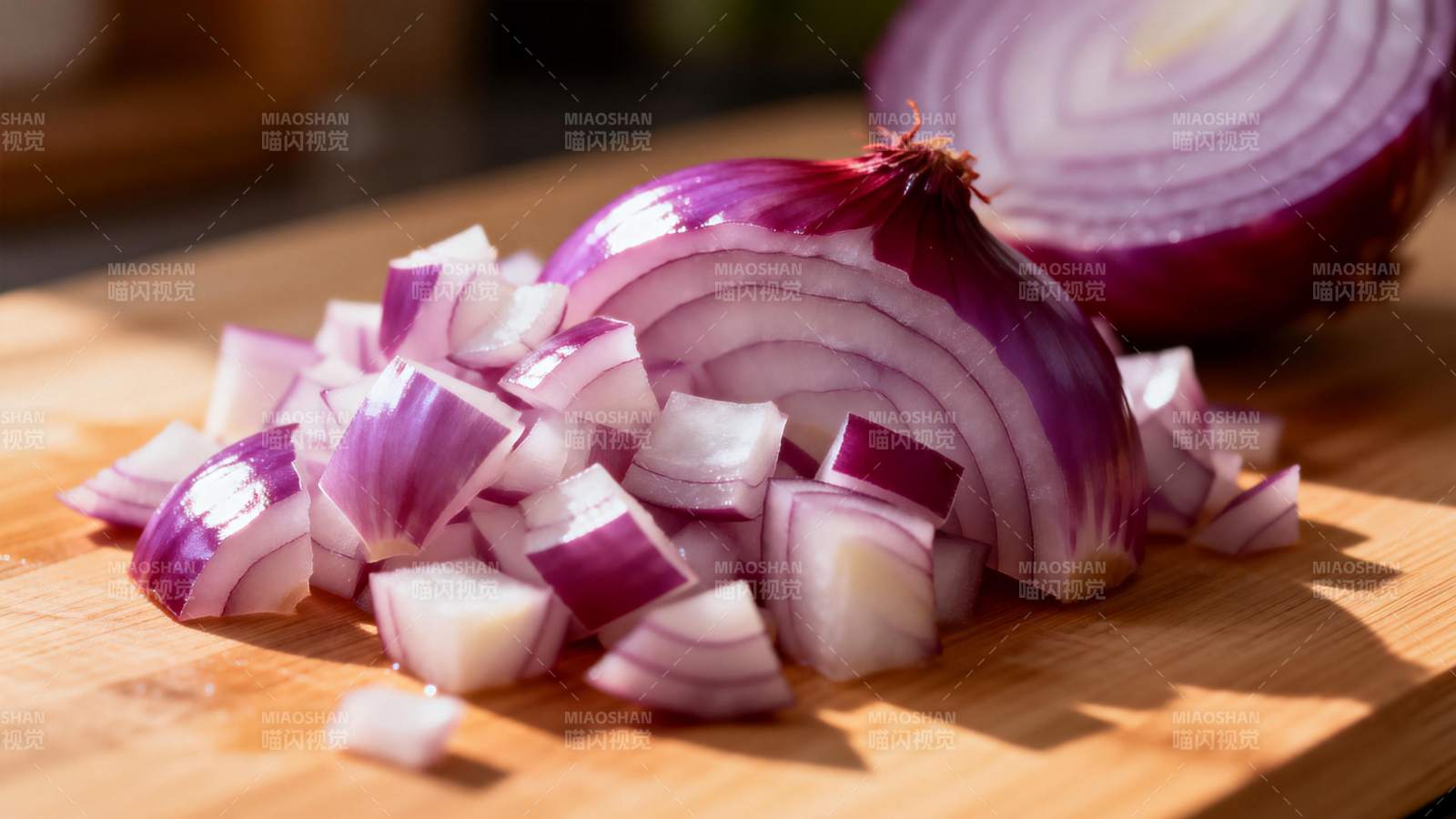 切好的红洋葱图片