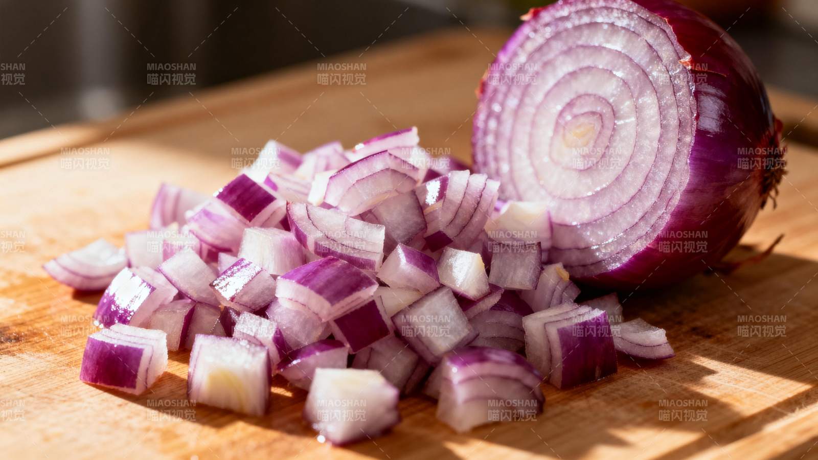 切好的红洋葱图片
