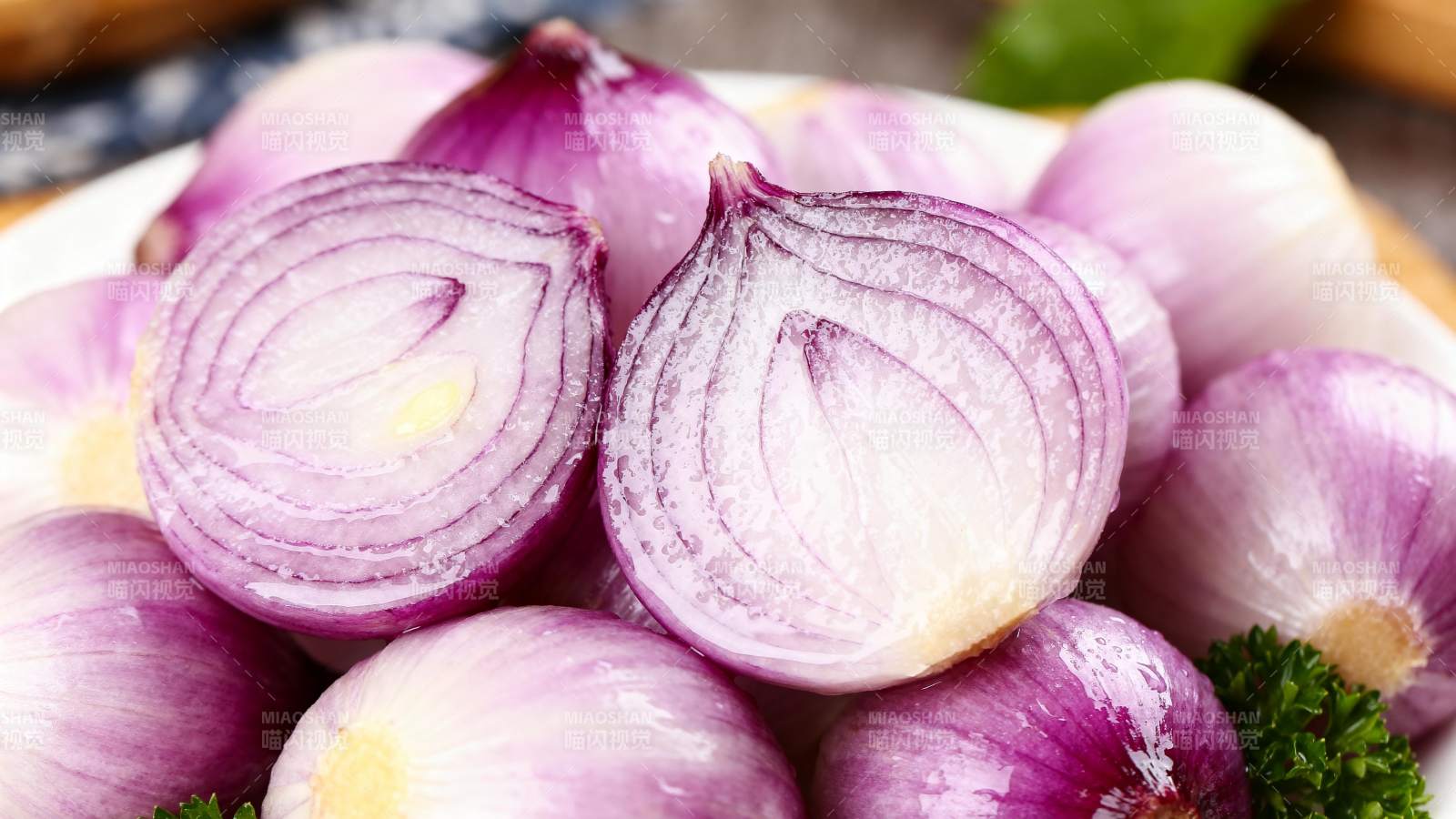紫洋葱切片特写图片