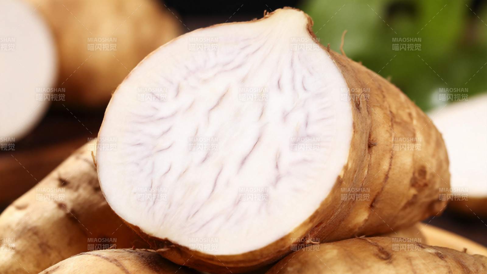 新鲜芋头切面特写图片