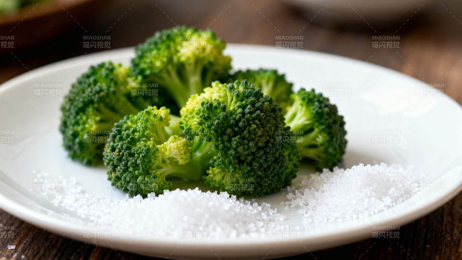 西兰花配盐粒图片