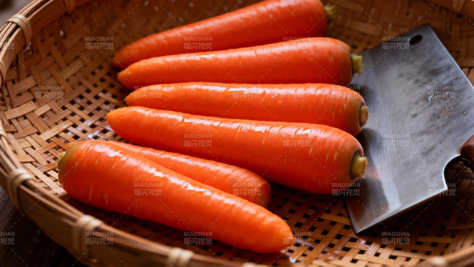 新鲜胡萝卜与刀具图片