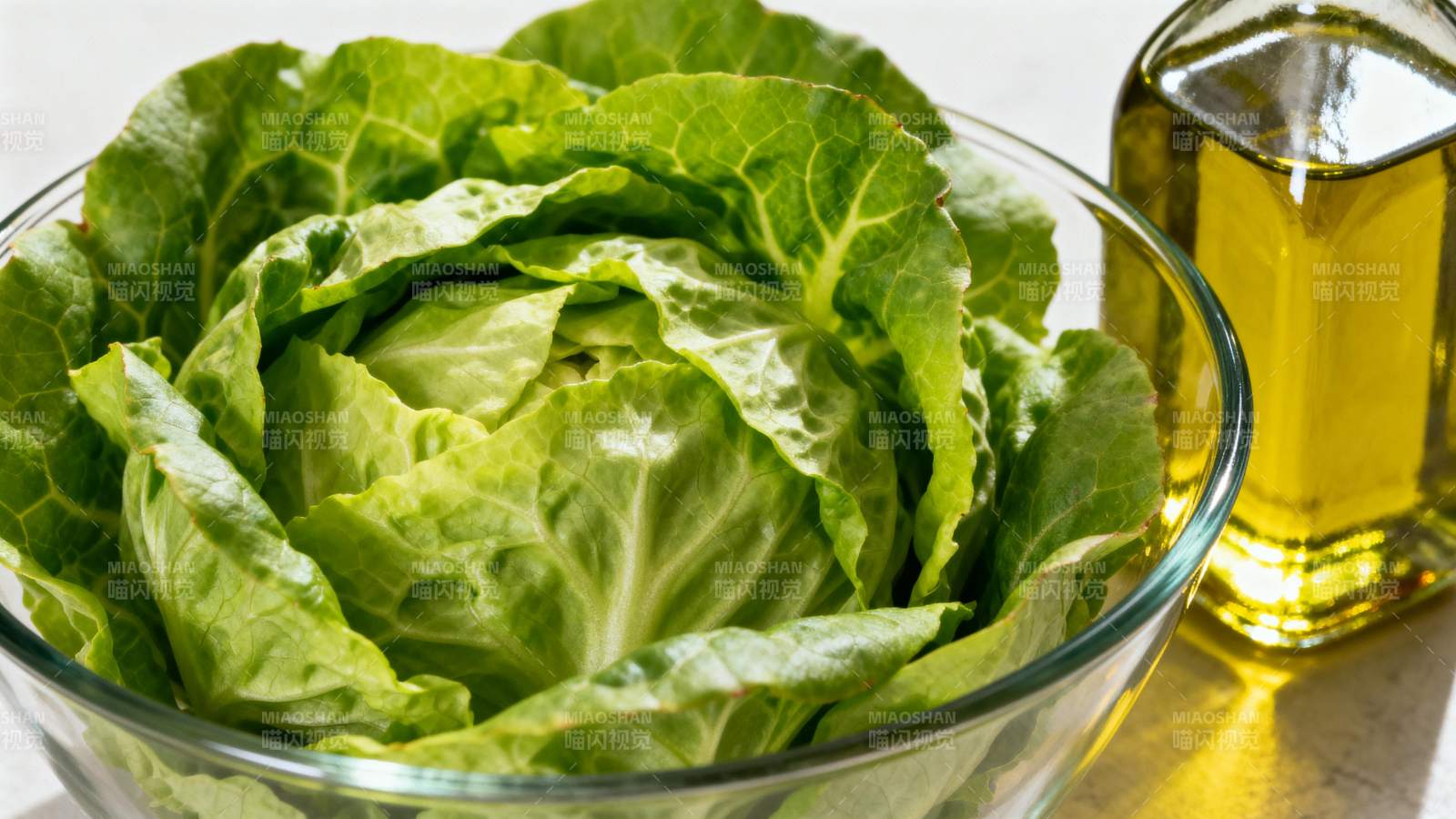 新鲜生菜与橄榄油图片
