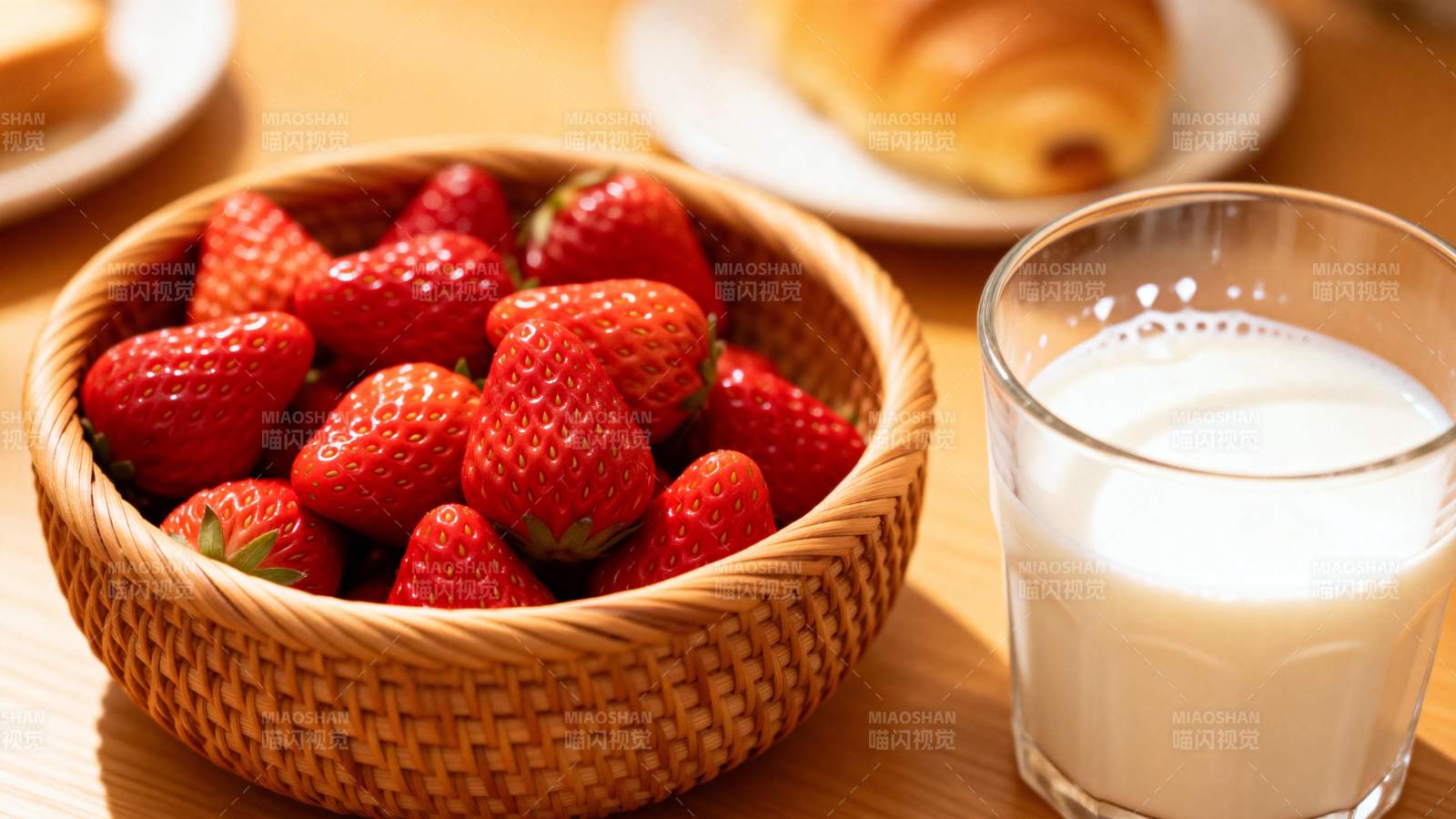 草莓牛奶早餐图片
