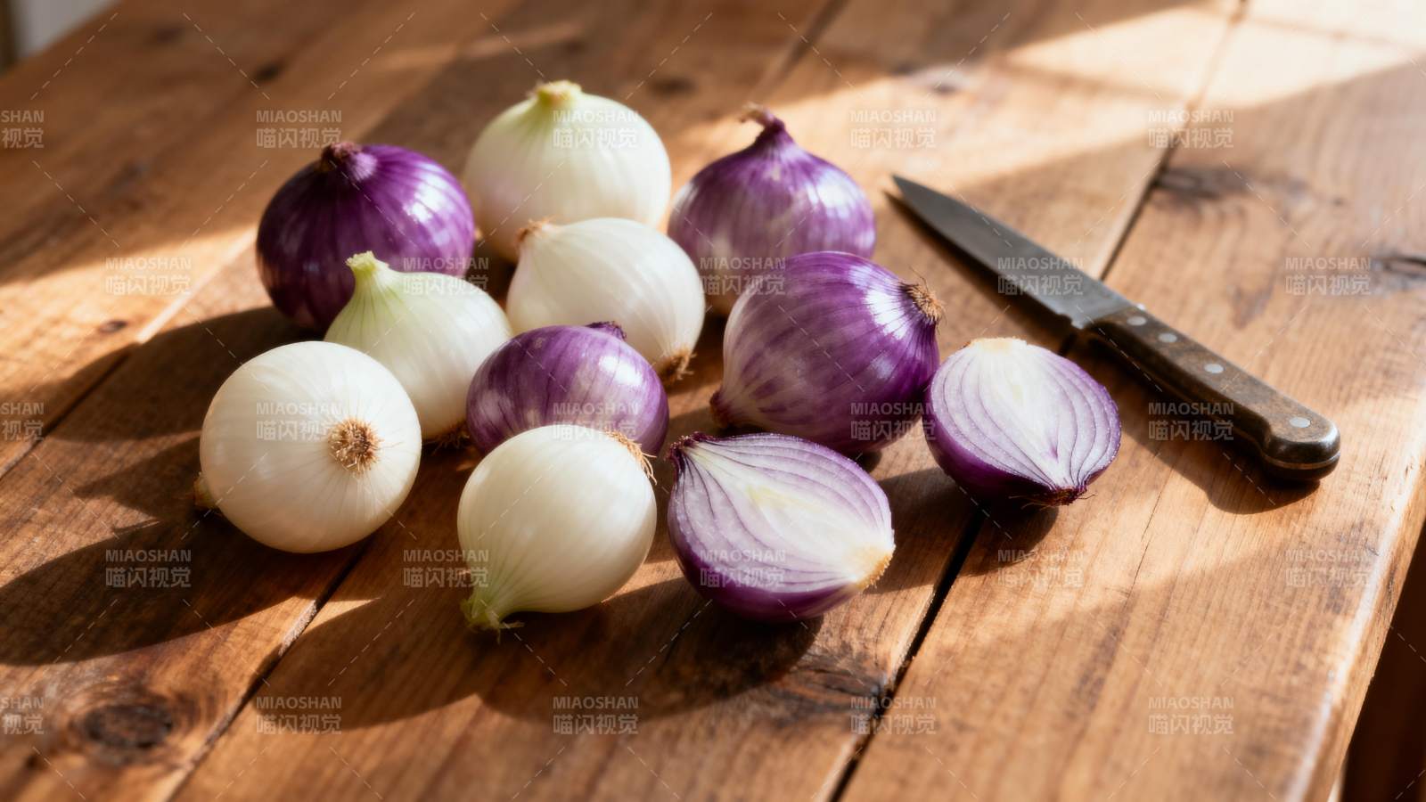 洋葱与刀具静物图片