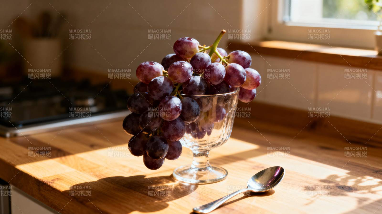 阳光下的紫葡萄图片