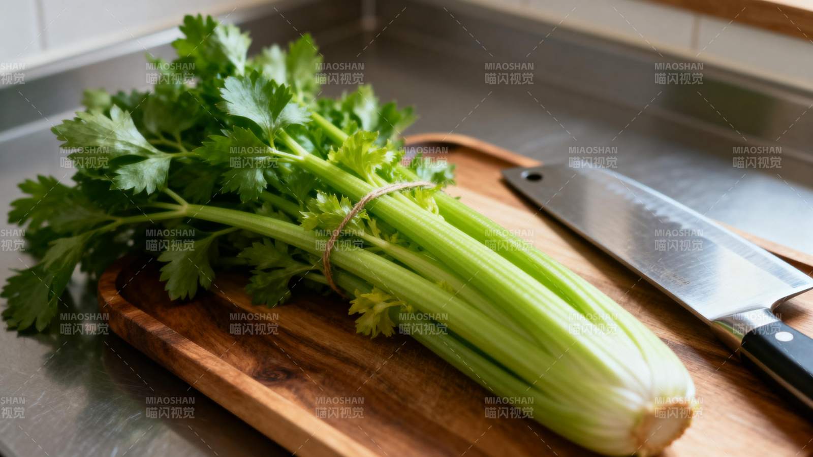 新鲜芹菜待切图片