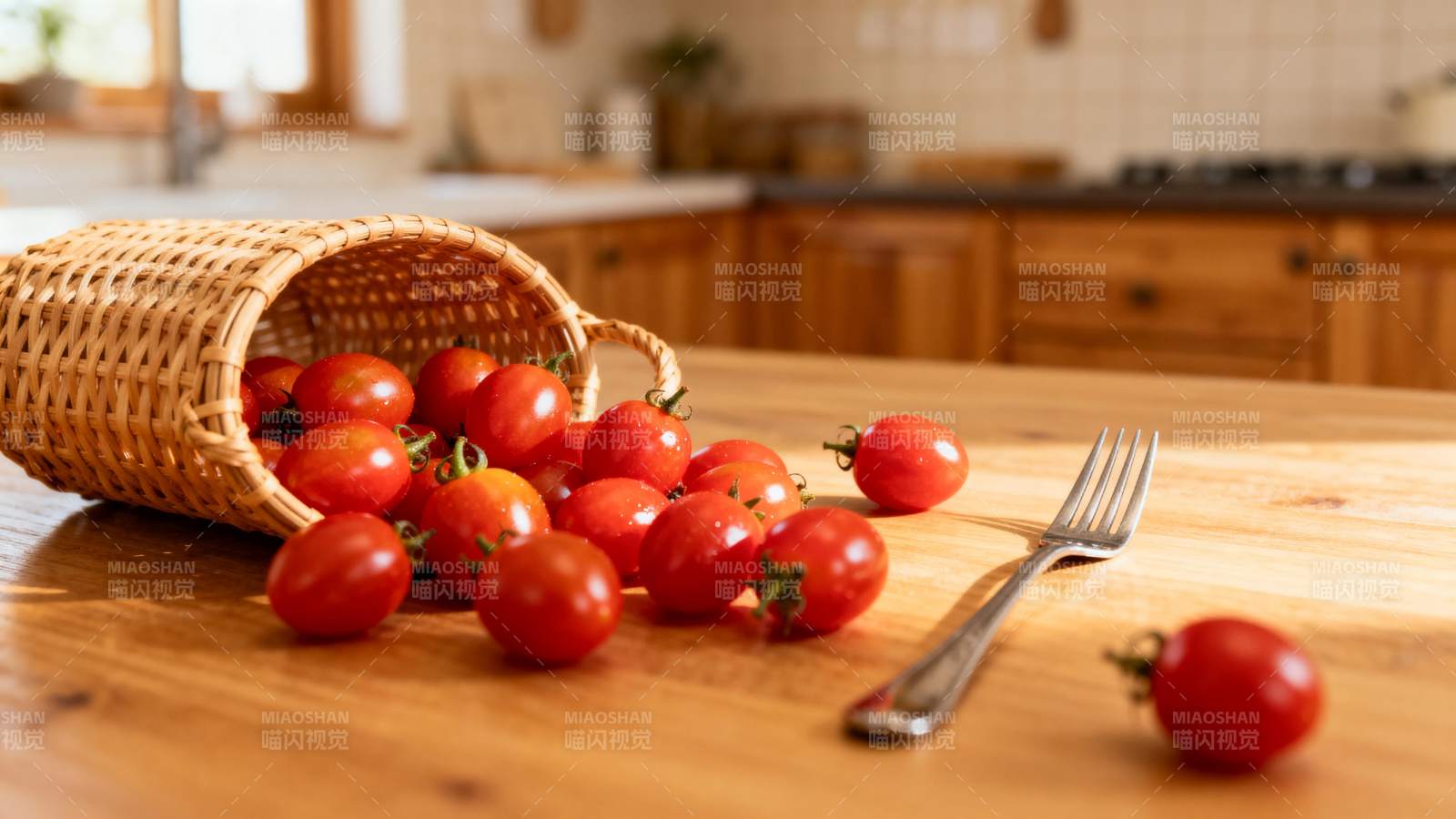 番茄洒落木桌图片