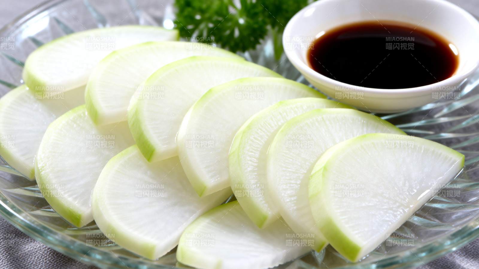 清爽萝卜片配酱油图片