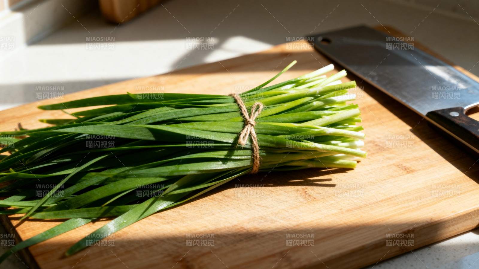新鲜韭菜待切图片