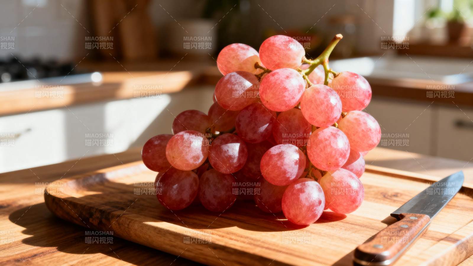 红葡萄静置于砧板图片