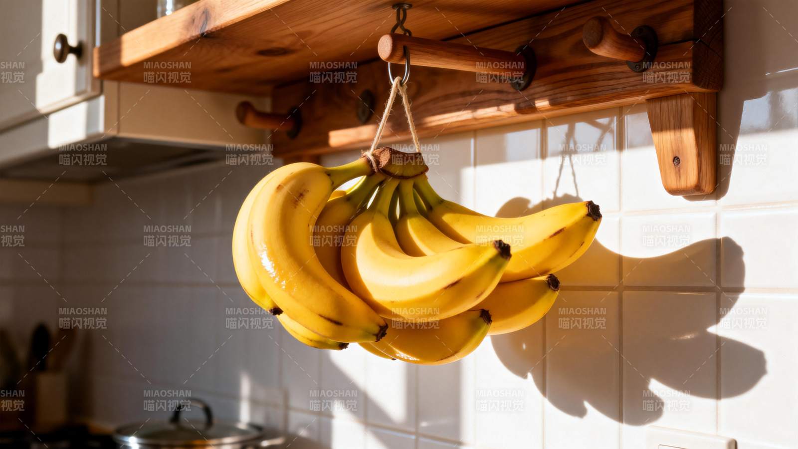 悬挂的香蕉图片