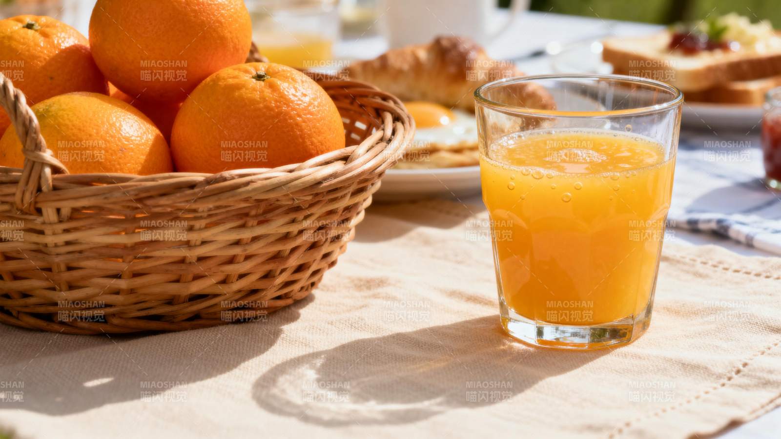 橙汁与新鲜橙子图片