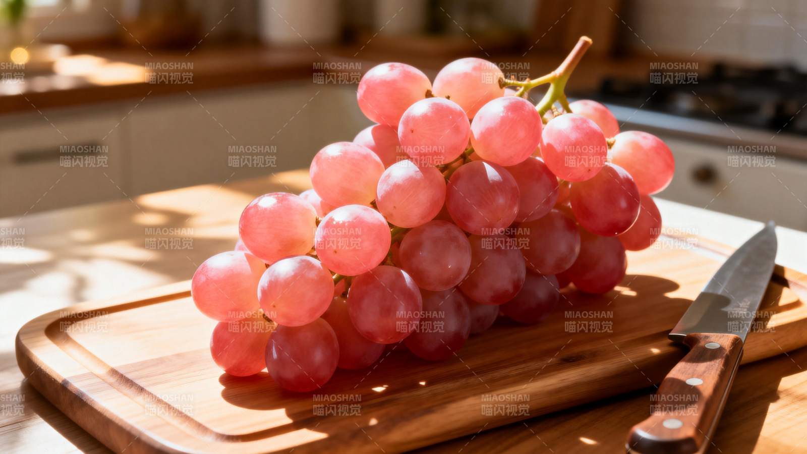 红葡萄静置于砧板图片