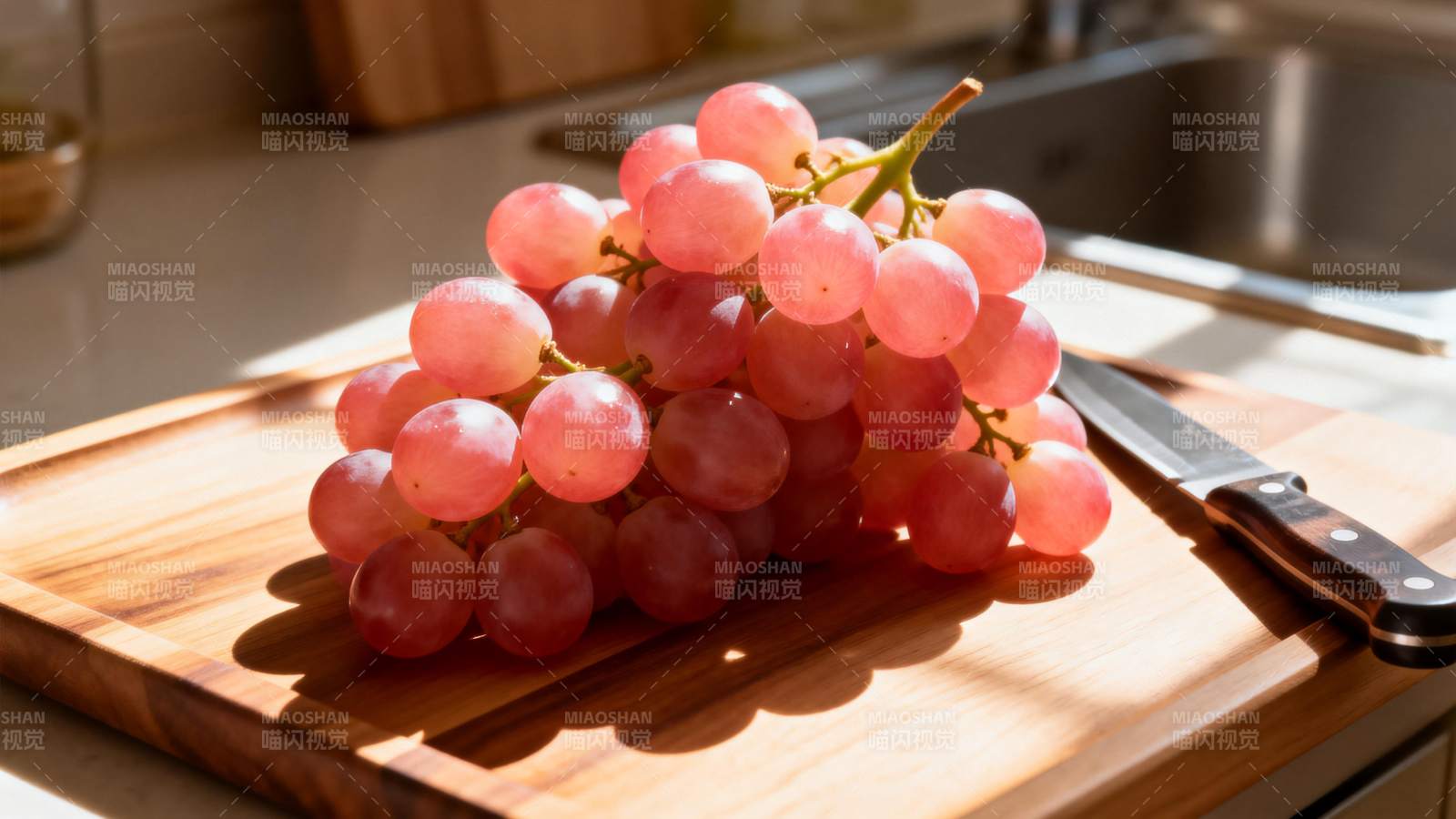 粉红葡萄静置砧板图片