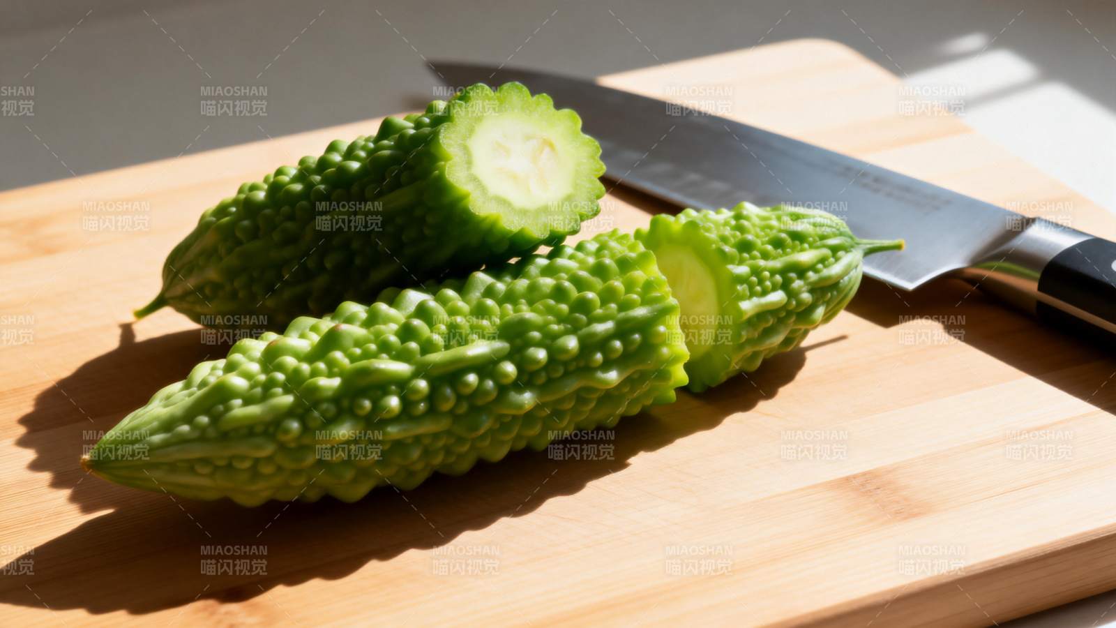 苦瓜切片准备中图片