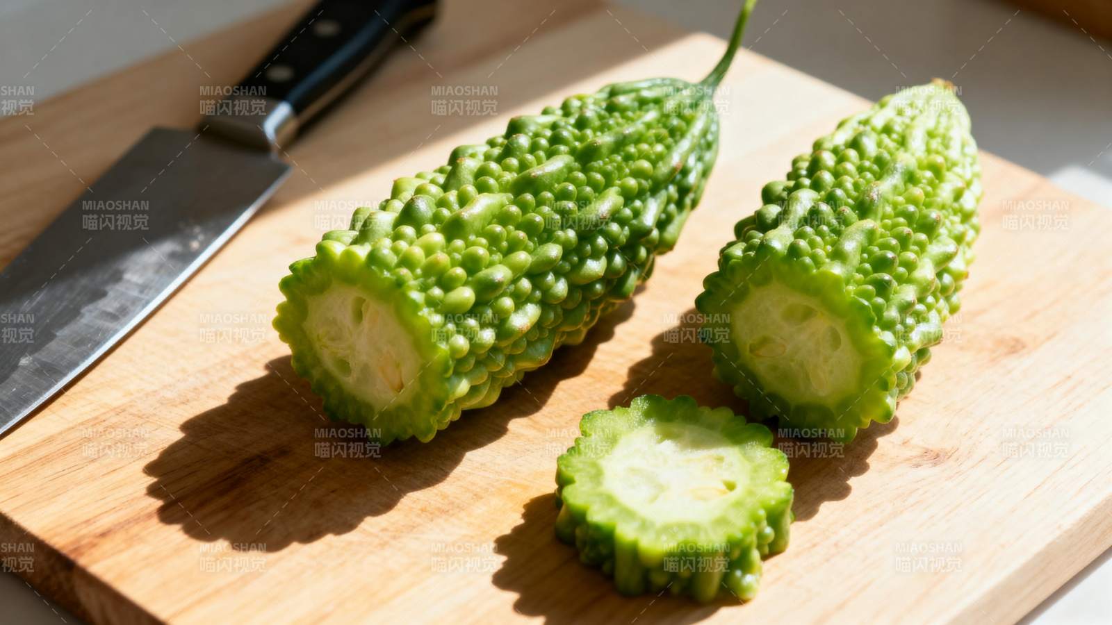 苦瓜切片准备中图片